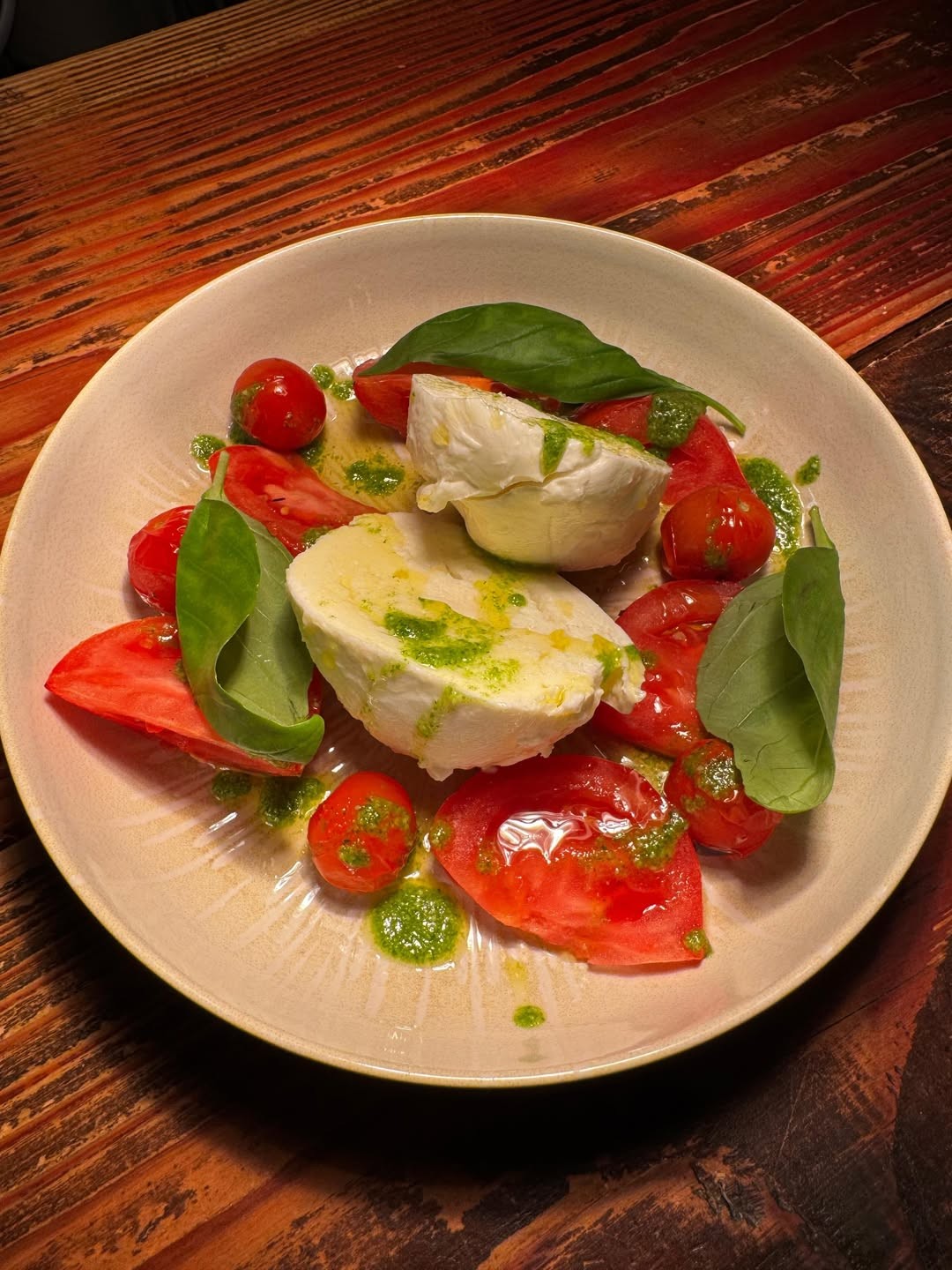 Traditionelle neapolitanische Steinofen-Pizza mit frischem Basilikum und Büffelmozzarella